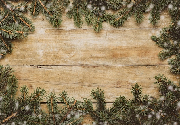 Pared de madera con ramas de árboles de Navidad y nieve Concepto de Navidad Banner Espacio de copia