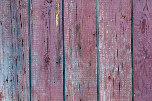 Pared de madera rosa hecha de viejas tablas de pino