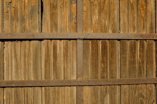 Pared de madera vieja con listones verticales. claridad en todo el marco. Foto de alta calidad