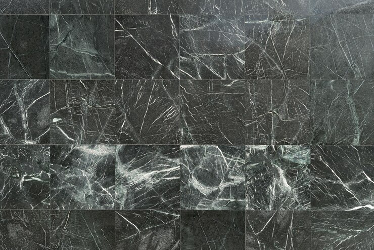 una pared de mármol negro con un patrón blanco y negro