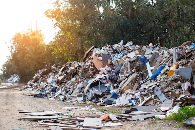 pared miles de bolsas de basura