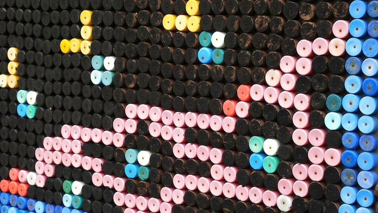 Foto pared de mosaico de círculos coloridos imágenes de archivo de cerca de la pared decorada por muchas botellas coloridas