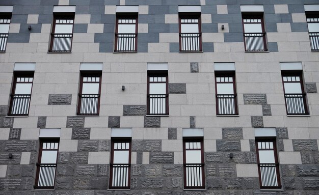 Una pared con muchas ventanas de vidrio cuadradas en el edificio The r