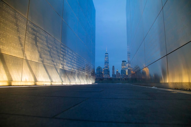 La pared del museo de arte moderno está iluminada por el horizonte de la ciudad de nueva york.