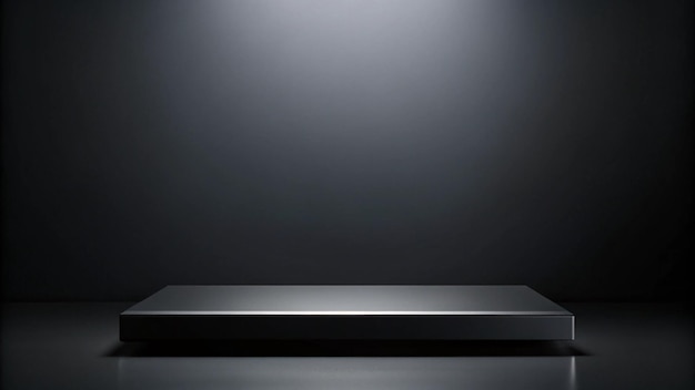 una pared negra con una mesa de plata y una luz en ella