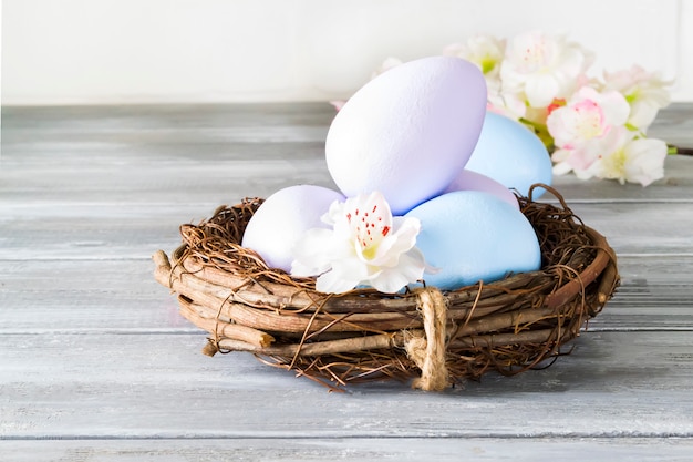 Foto pared de pascua con huevos de pascua y flores de primavera. con copia espacio.