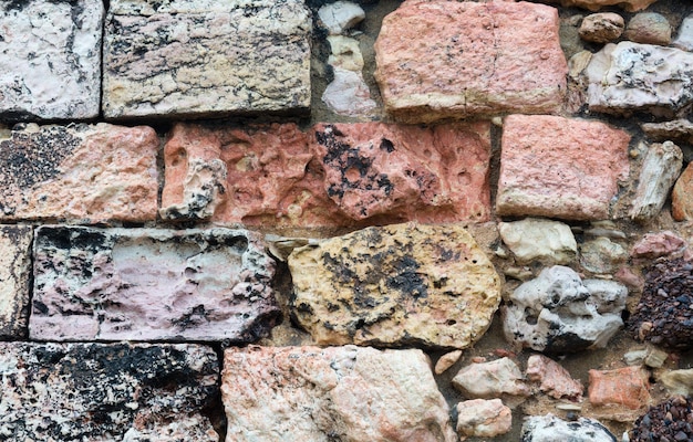 Pared pedregosa de grandes adoquines cerca de fondo