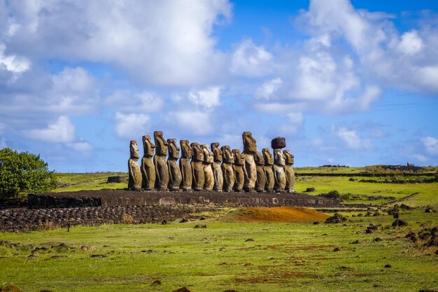 Foto pared de piedra en el campo contra el cielo