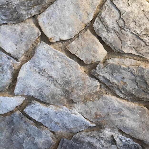 una pared de piedra con una imagen de una piedra que dice cerca