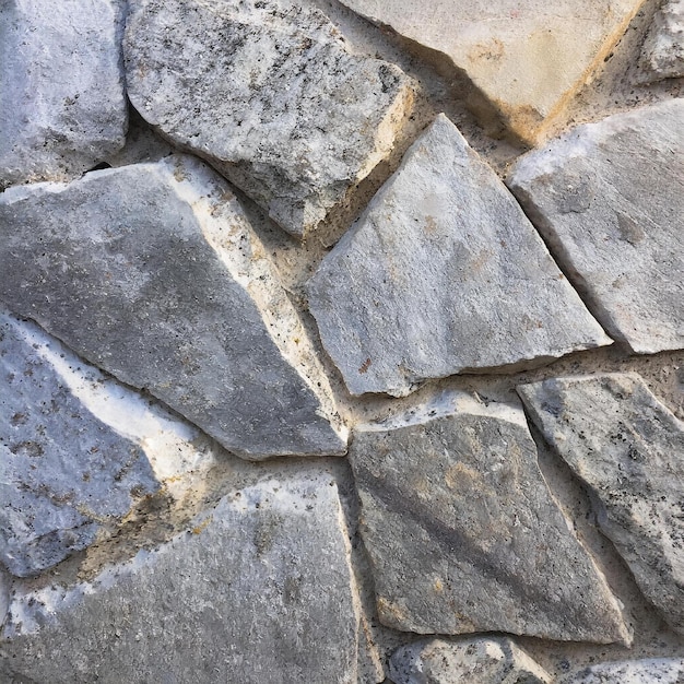 una pared de piedra con un letrero que dice un en él