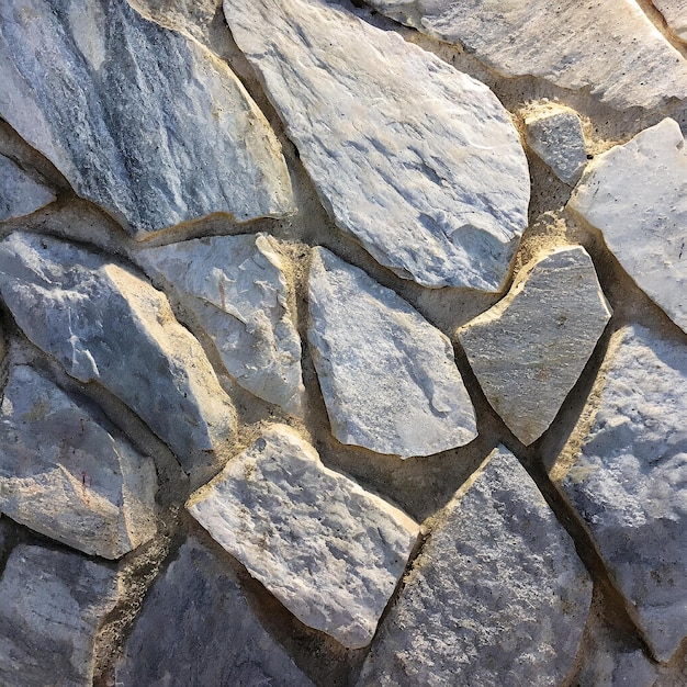 una pared de piedra con una piedra grande en el medio