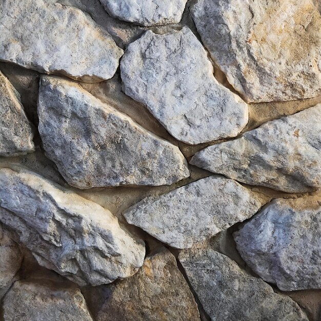 una pared de piedra con una piedra en el medio