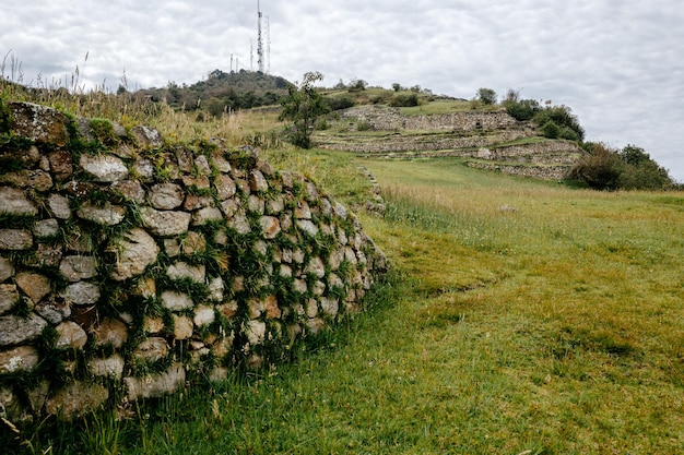 Foto una pared de piedra con una valla en el medio