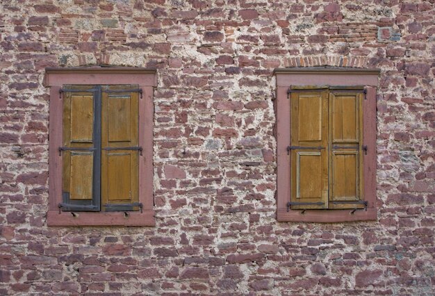 pared de piedra con ventanas viejas