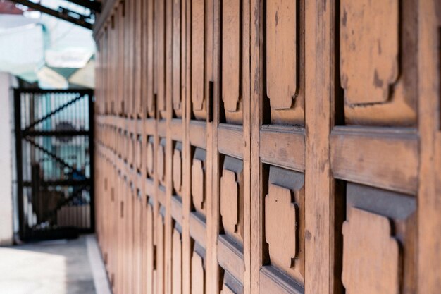 Pared y puerta de madera de fondo clásico frente al edificio tradicional vintage de Tailandia