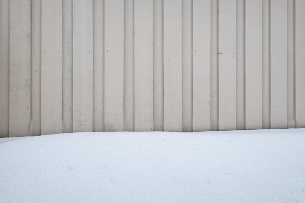 Pared rayada de madera cubierta de nieve