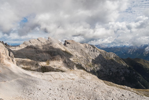 Pared de roca dolomita en la cordillera dolomitas paisaje de los alpes italianos de la unesco