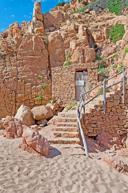 Pared rocosa junto a la orilla en Costa Paradiso cerdeña