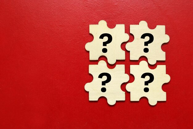 una pared roja con un rompecabezas que dice signos de interrogación en él
