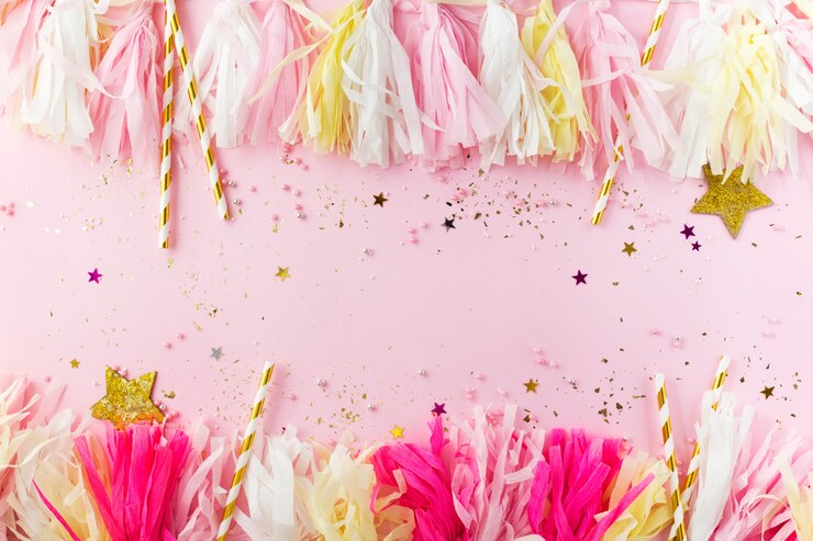 Foto pared rosa festiva con decoraciones doradas.