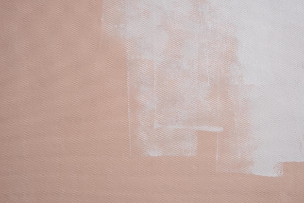 La pared rosa de fondo abstracto está pintada con pintura blanca