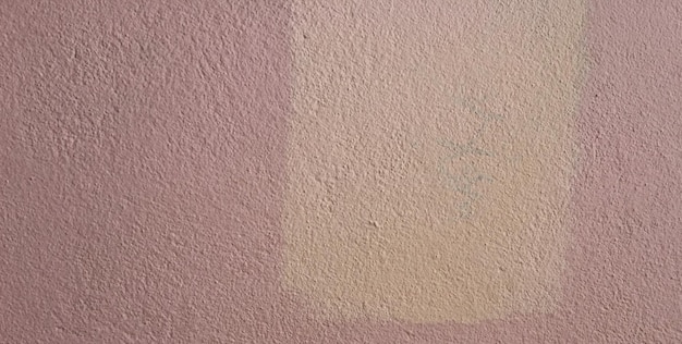 Una pared rosa con una tira de pintura rosa que dice "rosa"
