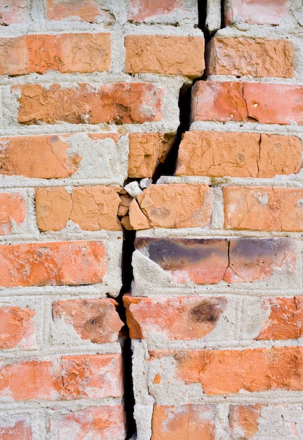 Pared rota roja en terremoto