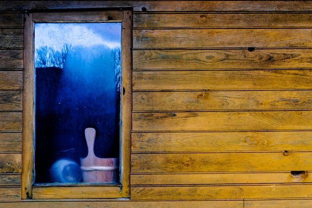 Pared de sauna de madera con ventana