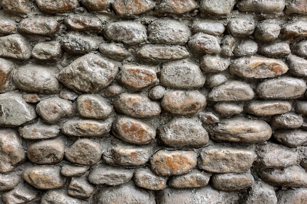La pared del sótano está revestida con bloques de piedra de varias formas y tamaños como fondo natural.
