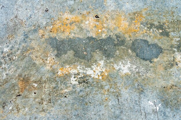 Pared con textura verdosa y viejo muro de hormigón, un fragmento. Grietas y manchas