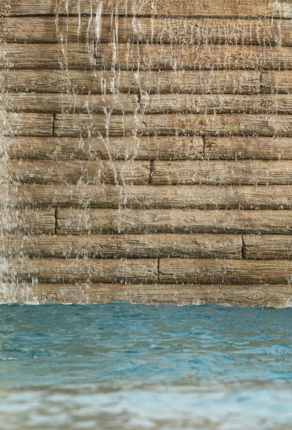 Foto pared de troncos en el agua