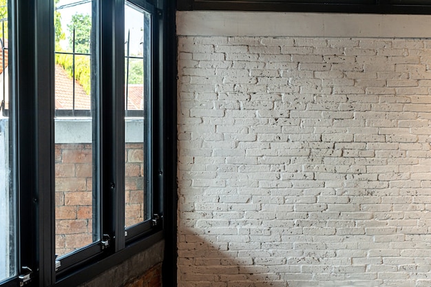 Pared con ventana en blanco el estilo vintage de la habitación con decoraciones y espacio de copia de fondo