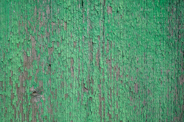 Una pared verde con pintura verde que ha sido pintada