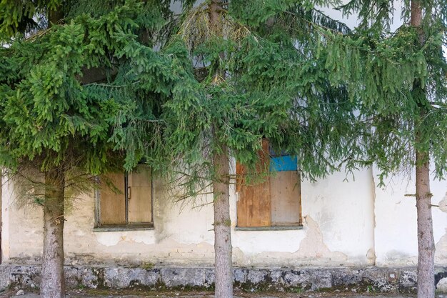 La pared de una vieja casa en ruinas