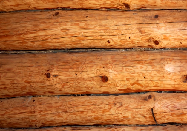 Foto pared de la vieja casa de troncos de troncos y remolque entre ellos troncos viejos fondo de textura de madera