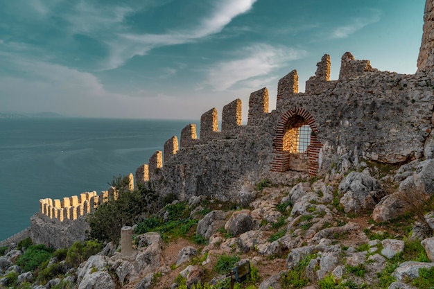 Una pared con vista al mar y al cielo.