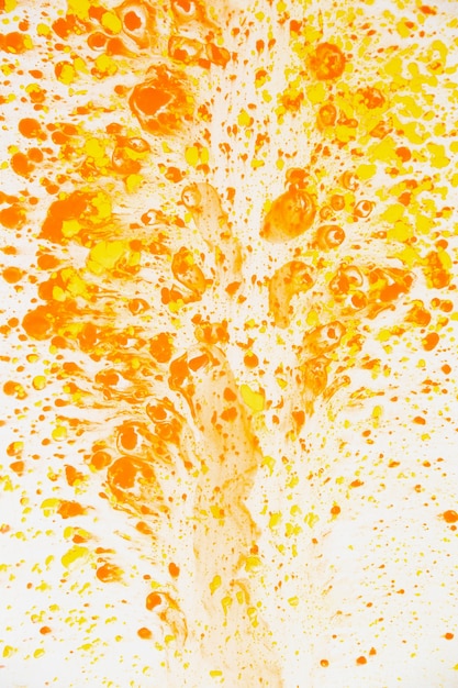 Foto parede branca com gotas caóticas de tinta laranja