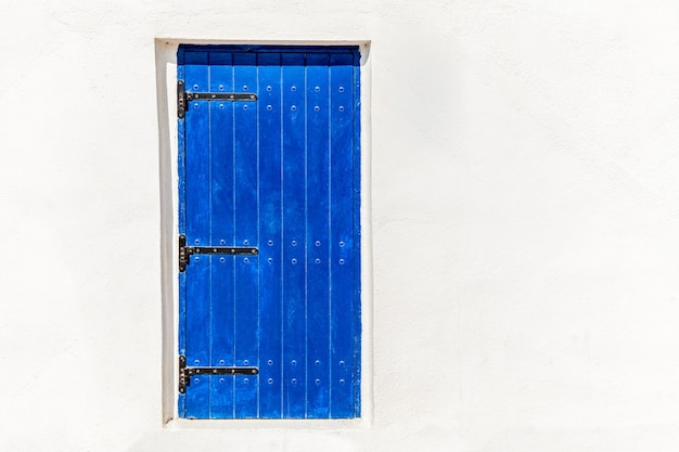 Foto parede branca com porta azul