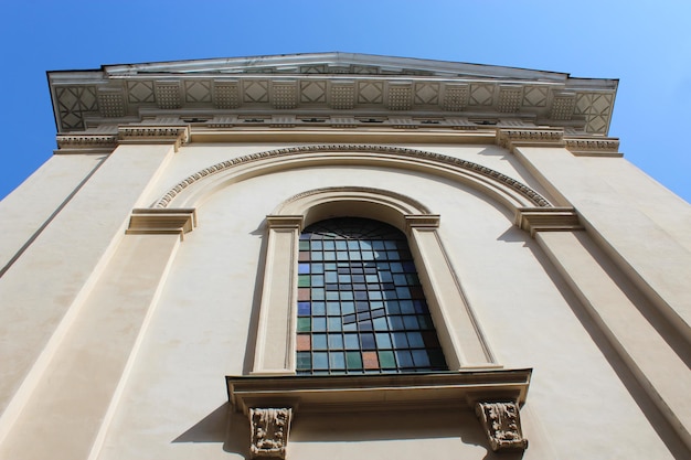 Parede branca de um conjunto arquitetônico na Igreja Católica