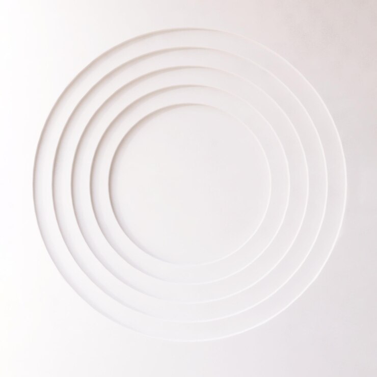Foto parede branca vazia com camadas de círculo gravado à luz do sol e sombra para beleza de luxo, cosméticos, cuidados com a pele, cuidados com o corpo, fundo de produto de moda 3d
