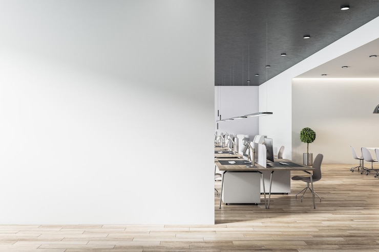 Foto parede cinza claro em branco em escritório de espaço aberto ensolarado com chão de madeira e móveis de estilo ecológico mockup