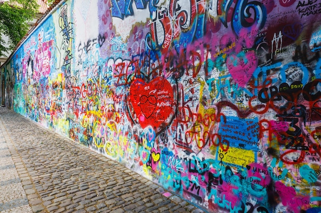 Parede coberta de Lennon Wall Graffiti inspirada em Lennon na República Tcheca de Praga