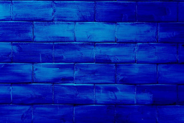 Parede com tijolos texturizados e coloridos em azul