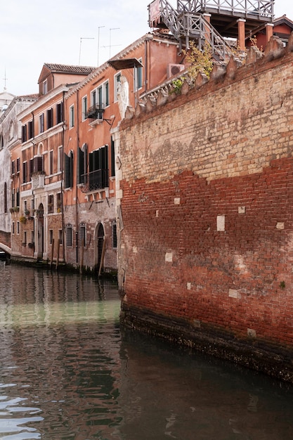 Parede com tijolos vermelhos em Veneza