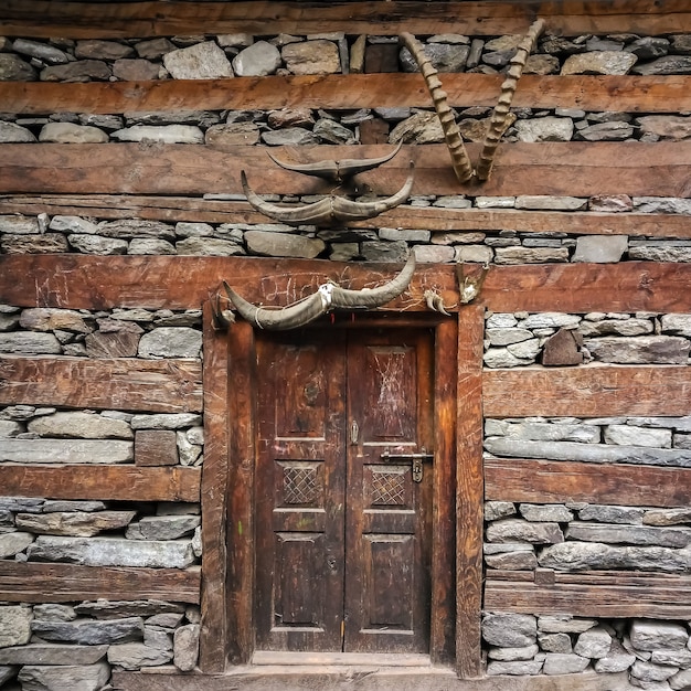 Parede da porta de uma casa antiga decorada com chifres vale de nakthan parvati himachal pradesh índia