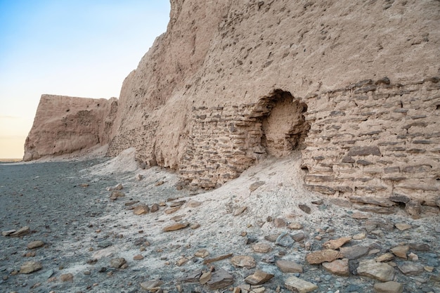 Parede danificada da fortaleza Djanpik qala na região de Karakalpakstan, no Uzbequistão