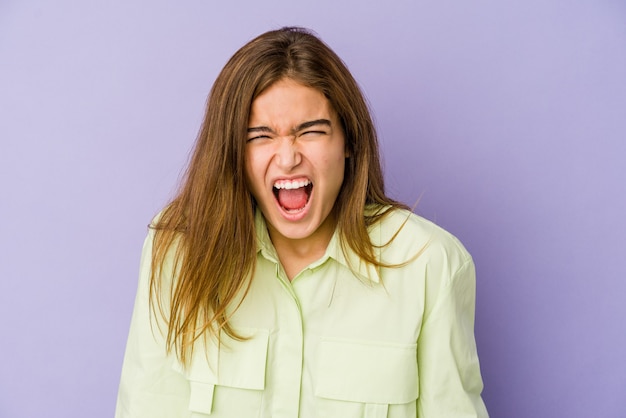 Parede de adolescente menina magrinha gritando com muita raiva, conceito de raiva, frustrado