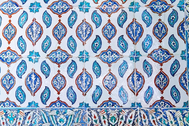 Parede de azulejos azuis turcos tradicionais feitos à mão