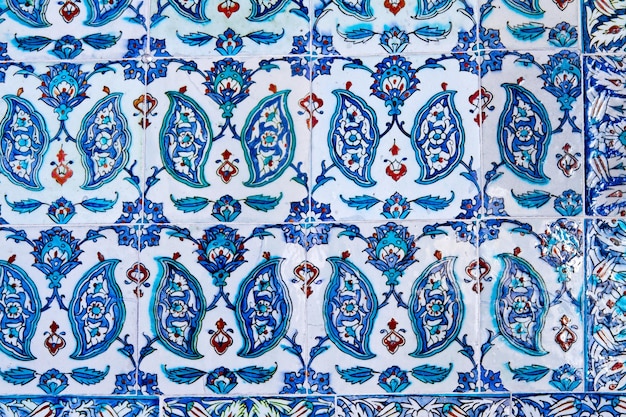 Parede de azulejos azuis turcos tradicionais feitos à mão