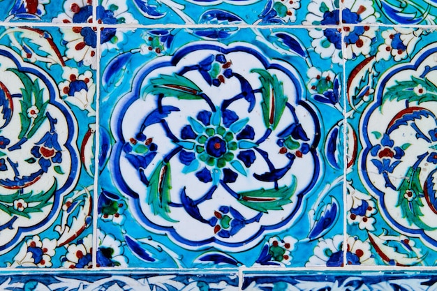 Parede de azulejos azuis turcos tradicionais feitos à mão